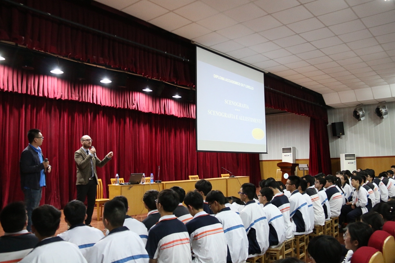 意大利美院教授为省前中国际分校高一学生做“意大利式艺术教学”讲座