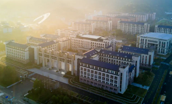 杭州外国语学校2025年招生信息（学费、课程、招生人数）